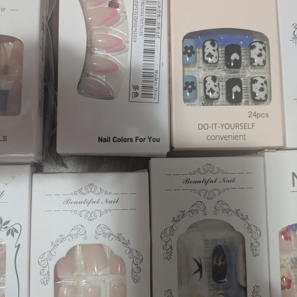 Assorted Press-On Nail 28 Sets - Picture 7 of 9